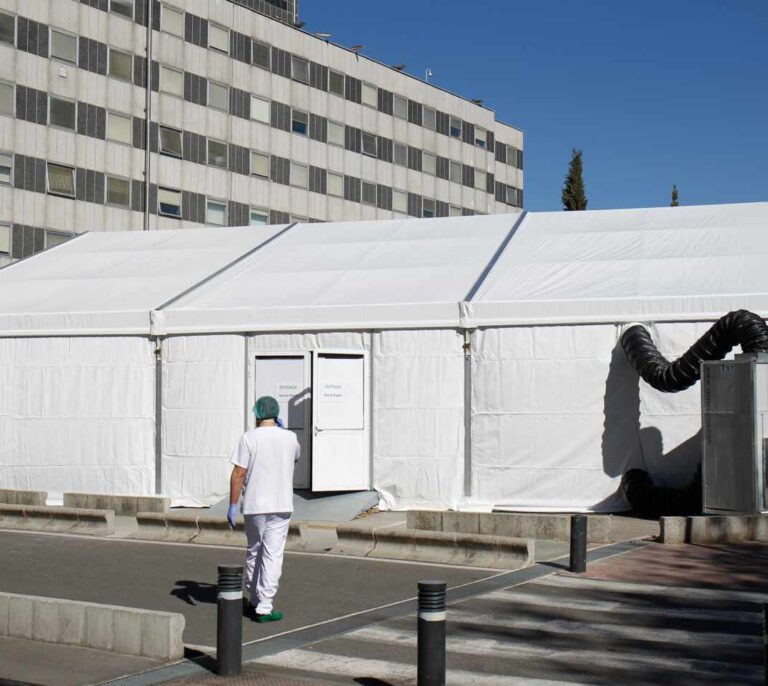 La cifra de sanitarios contagiados se dispara a 9.444, casi el triple en cinco días