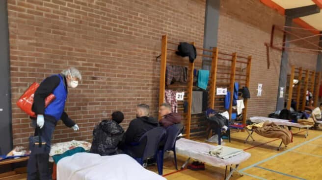 Trabajadores de Gizakia asisten a varios de los hombres acogidos en un polideportivo de Bilbao. Trabajadores de Gizakia asisten a varios de los hombres acogidos en un polideportivo de Bilbao.