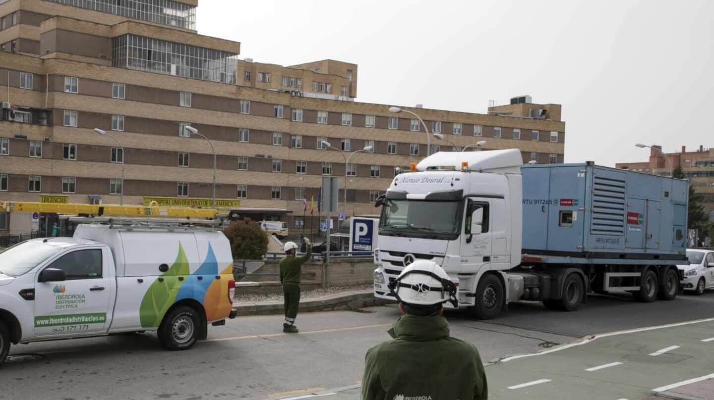 Iberdrola instala un grupo electrógeno adicional en el hospital de Torrejón de Ardoz (Madrid).