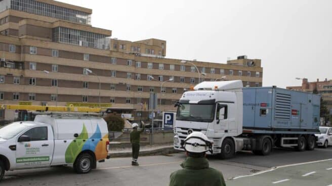 Iberdrola _ Plan Accion Hospitales _ 2 Iberdrola instala un grupo electrógeno adicional en el hospital de Torrejón de Ardoz (Madrid).