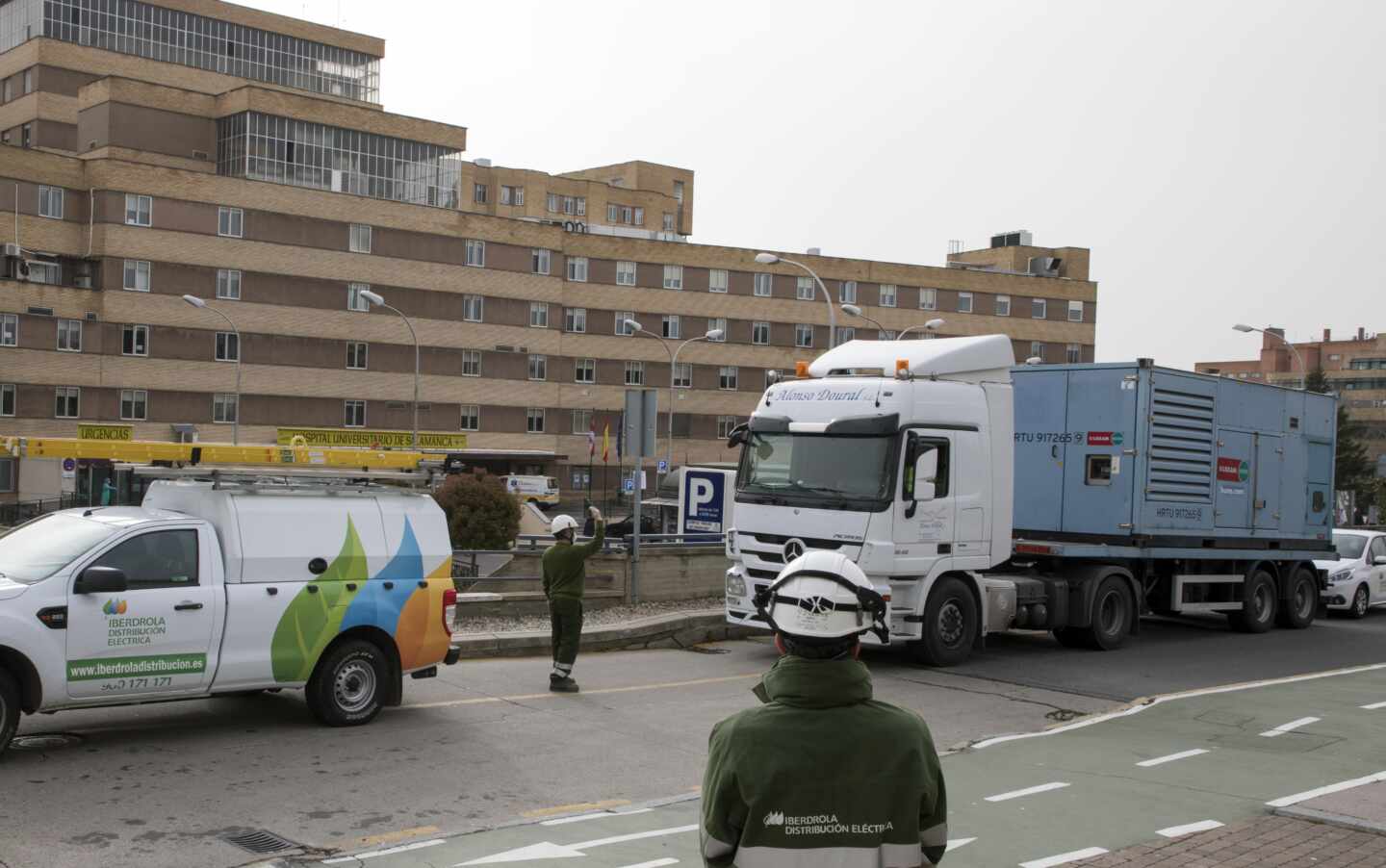 Iberdrola instala un grupo electrógeno adicional en el hospital de Torrejón de Ardoz (Madrid).