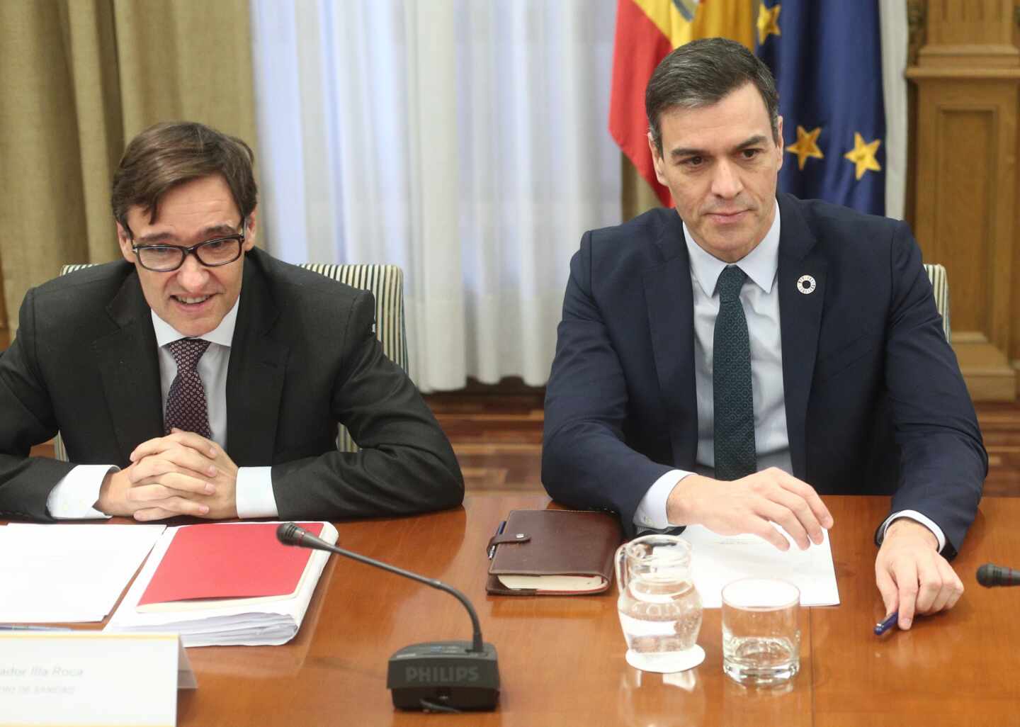 El ministro Salvador Illa y Pedro Sánchez, en una de las reuniones de seguimiento.