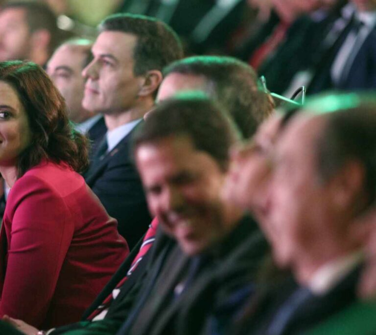 De las peluquerías a Telepizza: Ayuso doblega al Gobierno en la crisis