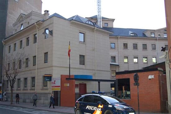El policía nacional infectado en León tomó declaración a dos coreanos con "tos activa"