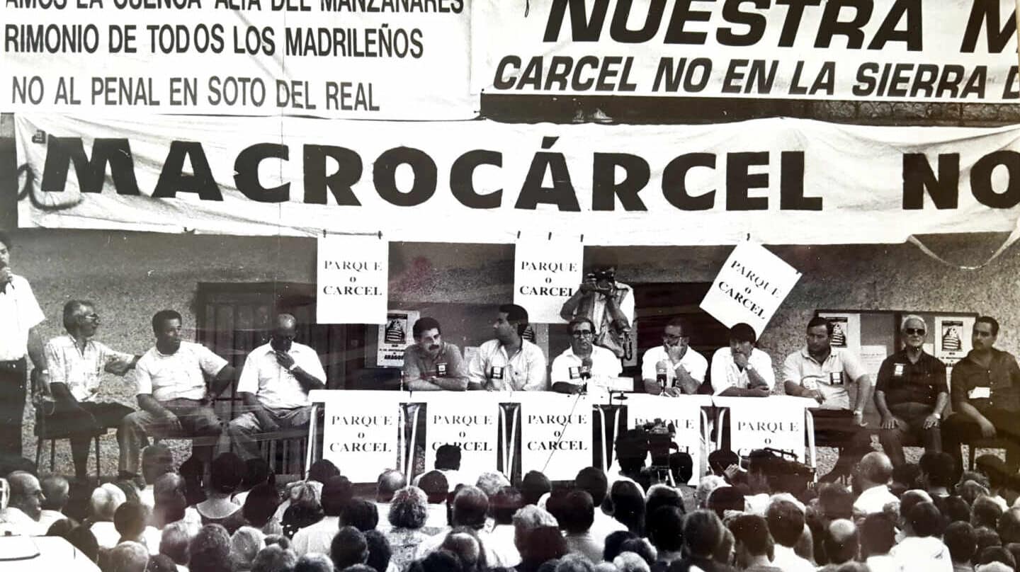 Protesta en 1992 ante el Ayuntamiento de Soto del Real (Madrid) por la construcción de la prisión.