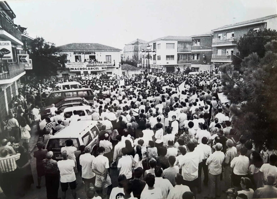 Protesta de los vecinos de Soto del Real en la plaza del pueblo.