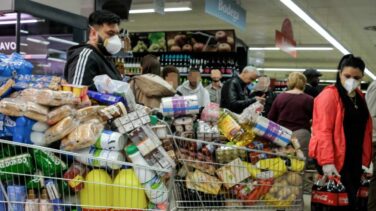 La solidaridad entre vecinos se asoma cuando el coronavirus golpea a España