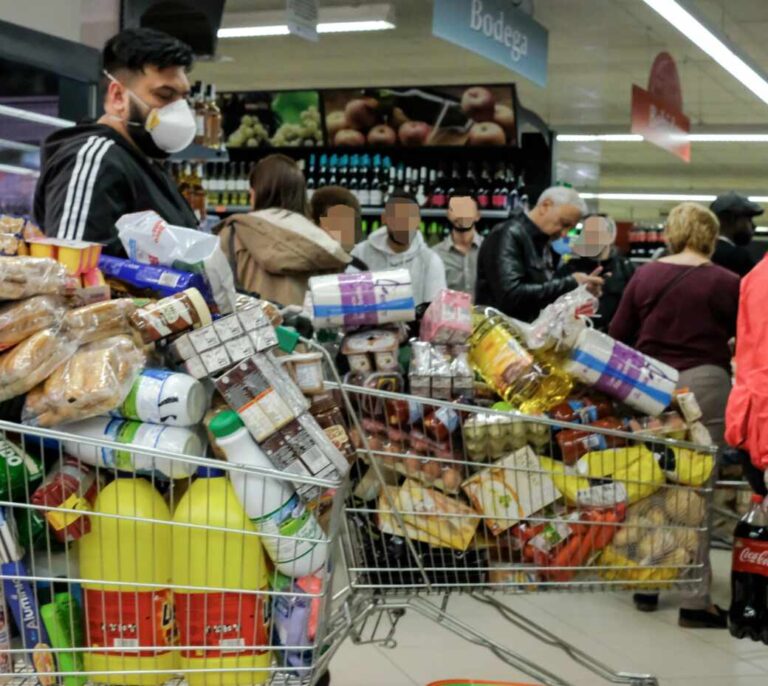 La solidaridad entre vecinos se asoma cuando el coronavirus golpea a España
