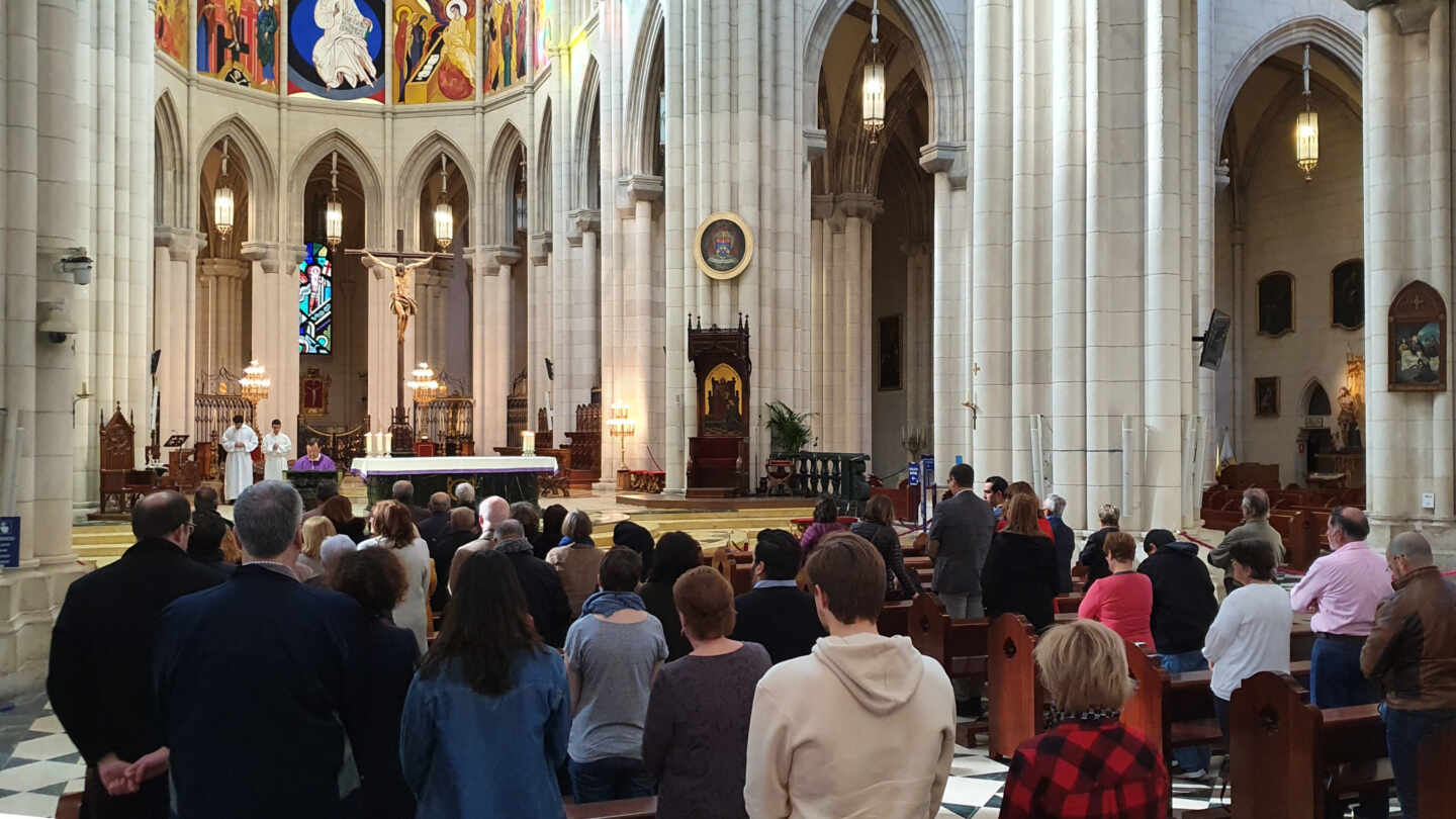 Temerosos del coronavirus en misa de 10:30 en la Catedral de la Almudena