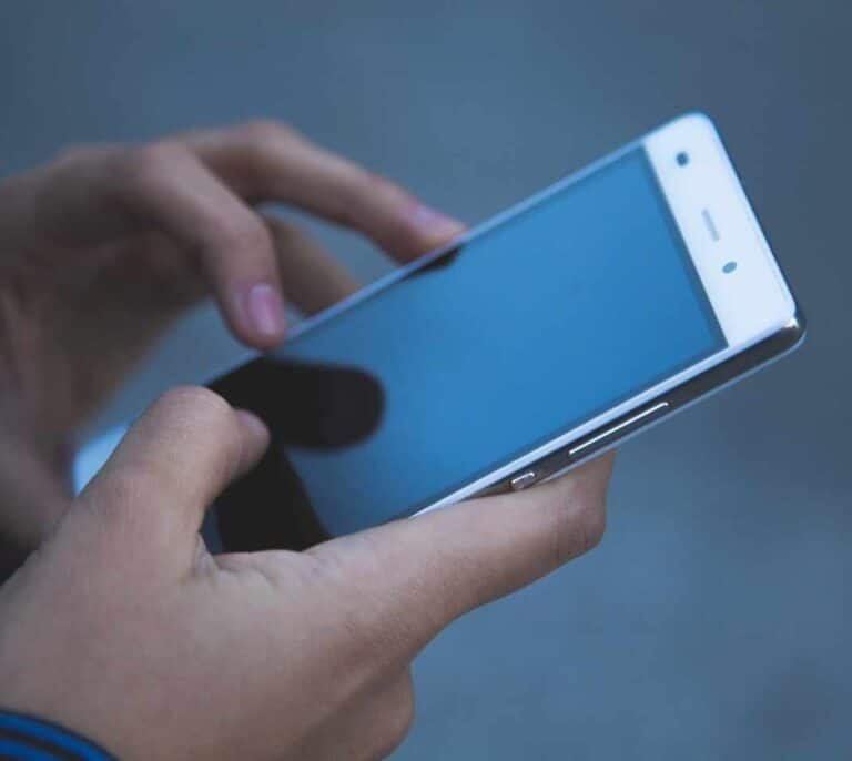 Reparto de miles de líneas móviles de Movistar para estudiantes con dificultades