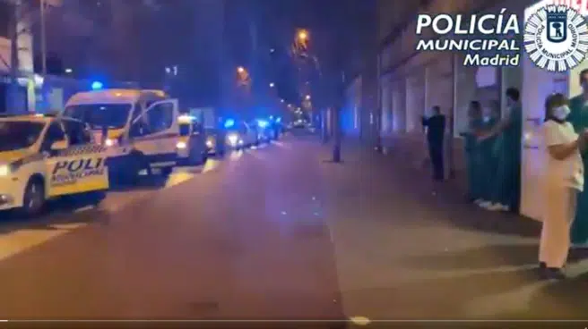El emocionante homenaje de los policías a los sanitarios de los hospitales de Madrid