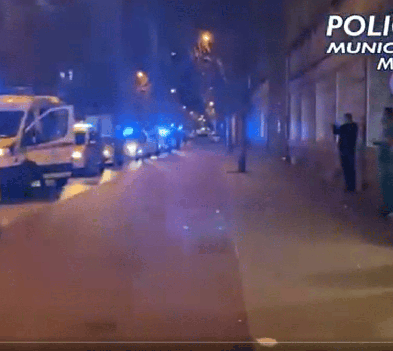 El emocionante homenaje de los policías a los sanitarios de los hospitales de Madrid