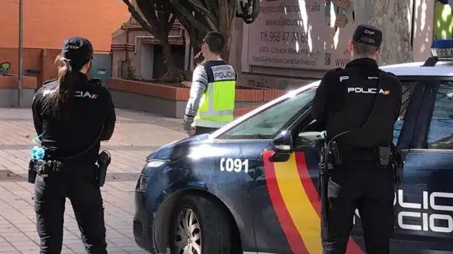 Amenaza a su madre con cuchillos y trata de asfixiar a un agente de policía en Madrid