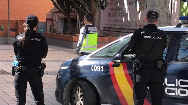 Una pareja de agentes de la Policía Nacional, durante un servicio.