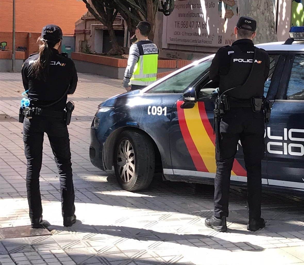 Una pareja de agentes de la Policía Nacional, durante un servicio.