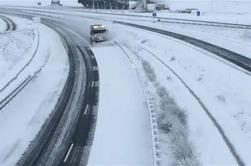 La nieve y el fuerte oleaje pone en riesgo a 12 provincias del este