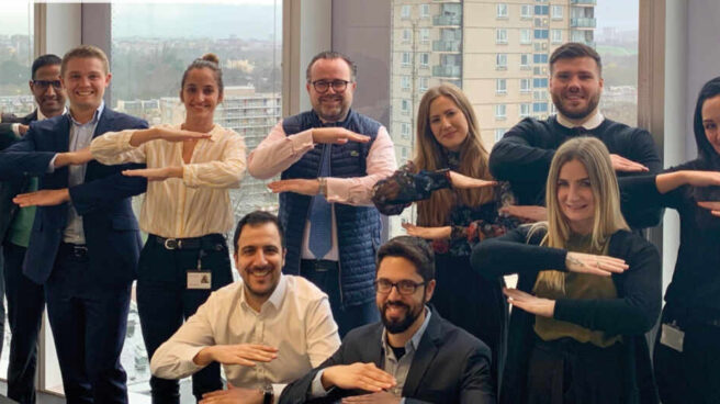 Equipo Banco Santander símbolo igualdad Hombres y mujeres del Banco Santander haciendo el símbolo de la igualdad