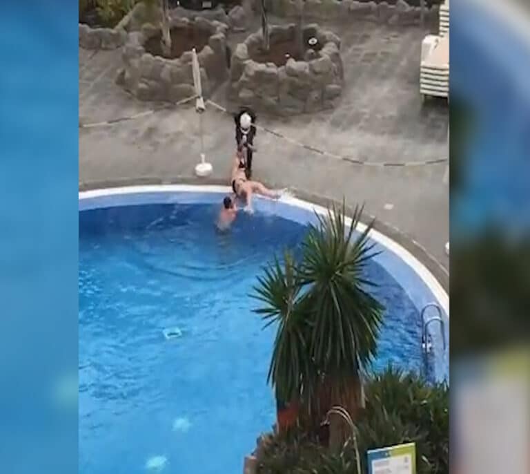 Detienen a una turista por no salir de la piscina del hotel pese a la prohibición