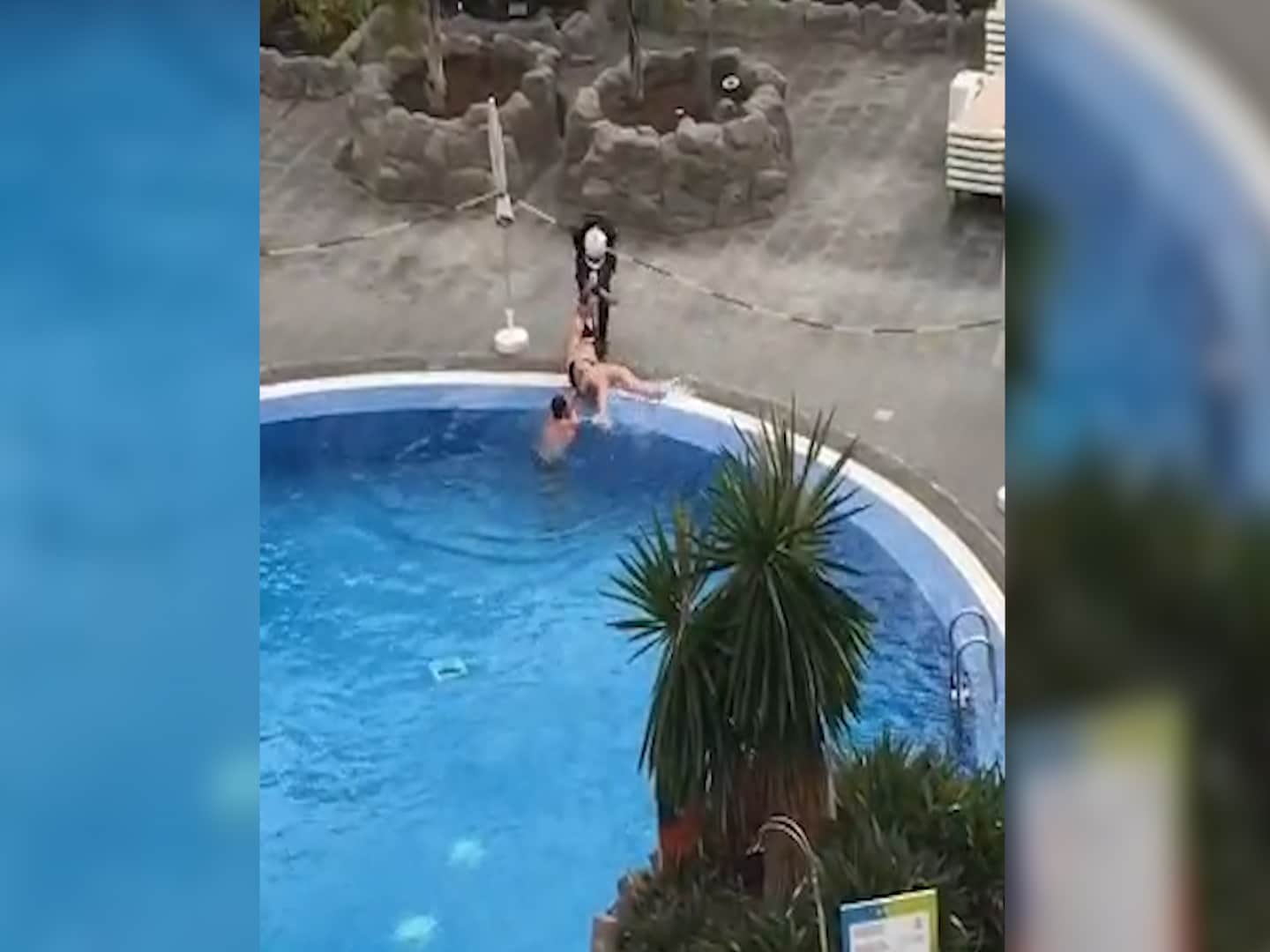 Detienen a una turista por no salir de la piscina del hotel pese a la prohibición
