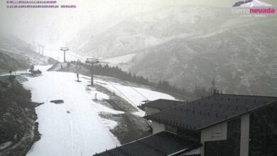 Sierra Nevada (Granada) se cubre de blanco en un inicio de primavera sin esquiadores