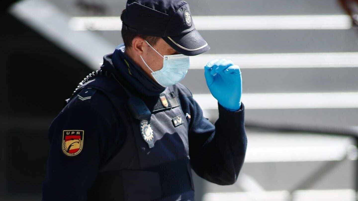 Un policía nacional de la Unidad de Prevención y Reacción (UPR), protegido con mascarillas y guantes durante un servicio.