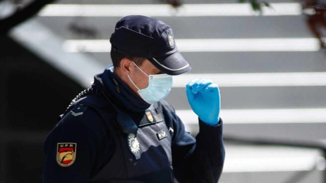 Un policía nacional de la Unidad de Prevención y Reacción (UPR), protegido con mascarillas y guantes durante un servicio.