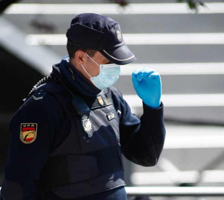 El testimonio de una policía, aislada y sin hacerle el test: "Te sientes ninguneada"