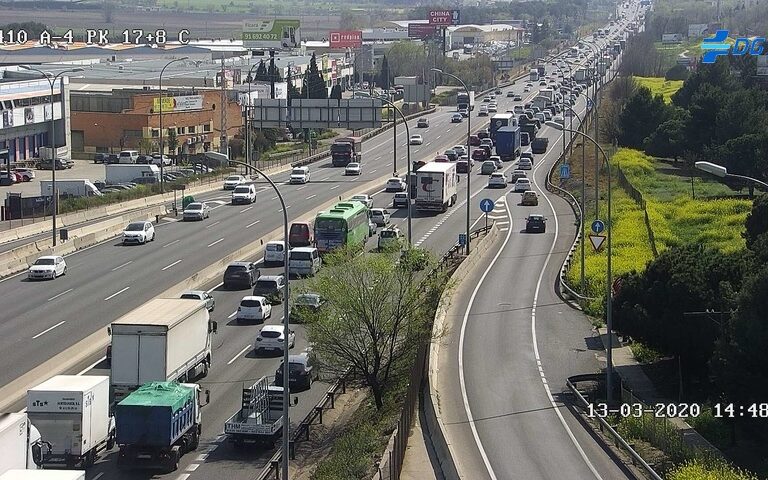 Dos camiones accidentados a primera hora provocan kilómetros de atascos en la M-30