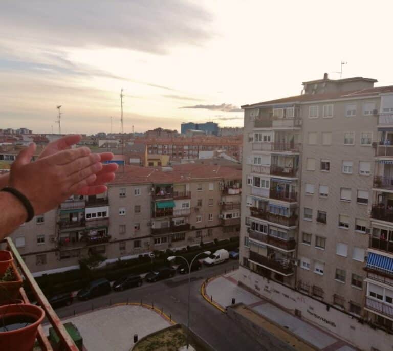 Así se ha visto el primer aplauso con Sol a los sanitarios
