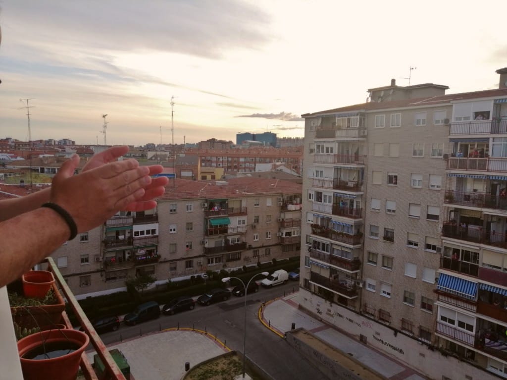 Así se ha visto el primer aplauso con Sol a los sanitarios