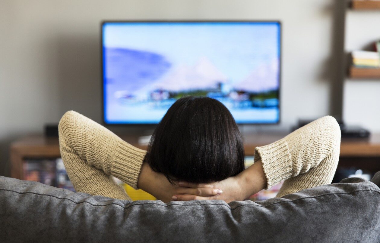 Mujer viendo la televisión