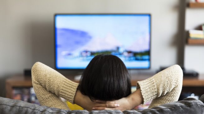 Mujer viendo la televisión