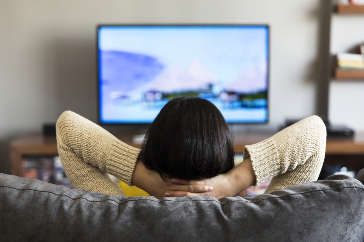 Mujer viendo la televisión