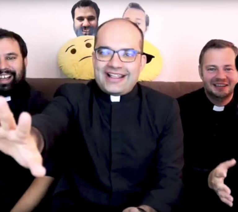 Curas "youtubers" y funeral online: palabra de Dios en el coronavirus