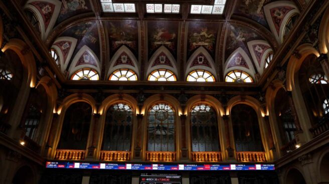 Imagen de archivo de la Bolsa de Madrid Una pantalla muestra un gráfico con la evolución del IBEX 35 en la Bolsa,