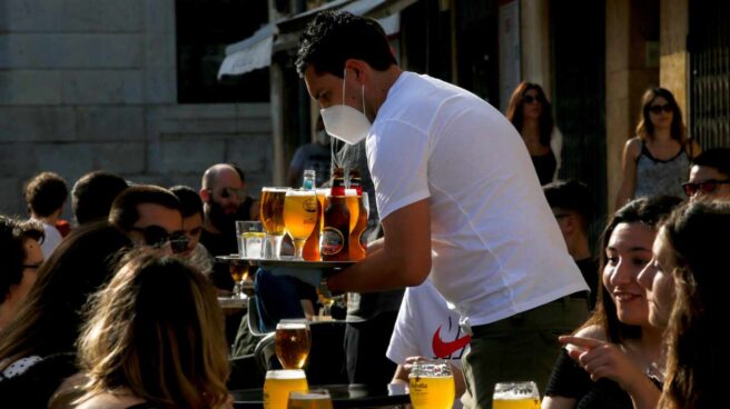 Un camarero sirve a sus clientes en un bar de la plaça de la Font de Tarragona, este lunes.