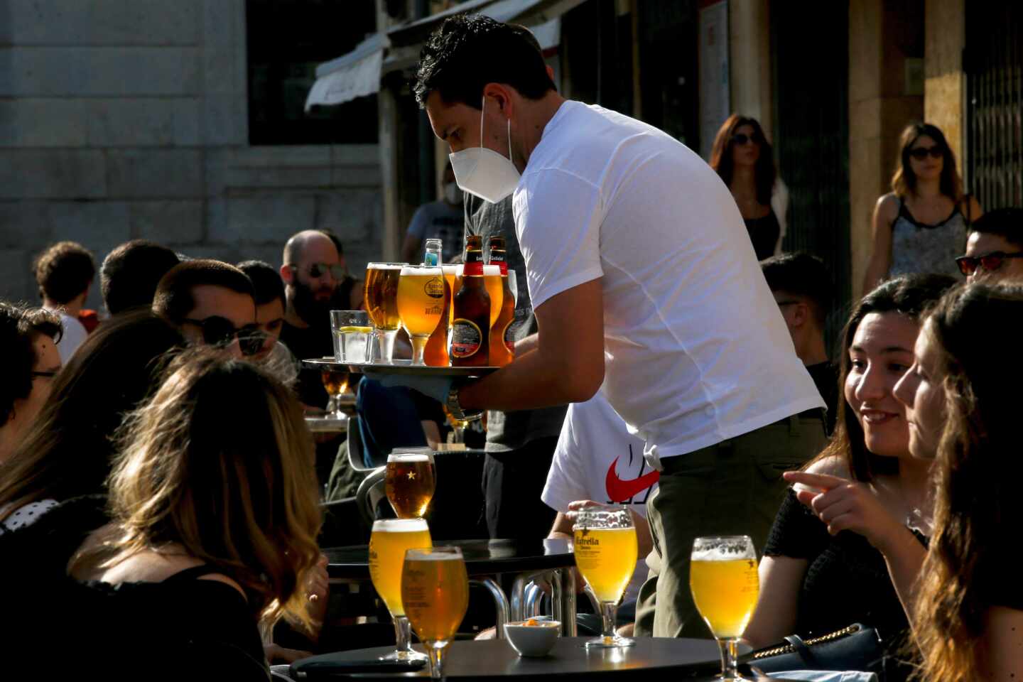 Un camarero sirve a sus clientes en un bar de la plaça de la Font de Tarragona, este lunes.