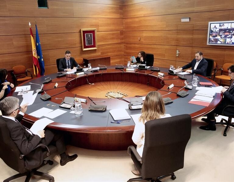 Los empresarios tendrán que costear ocho días de sueldo a los millones de españoles que dejan de trabajar