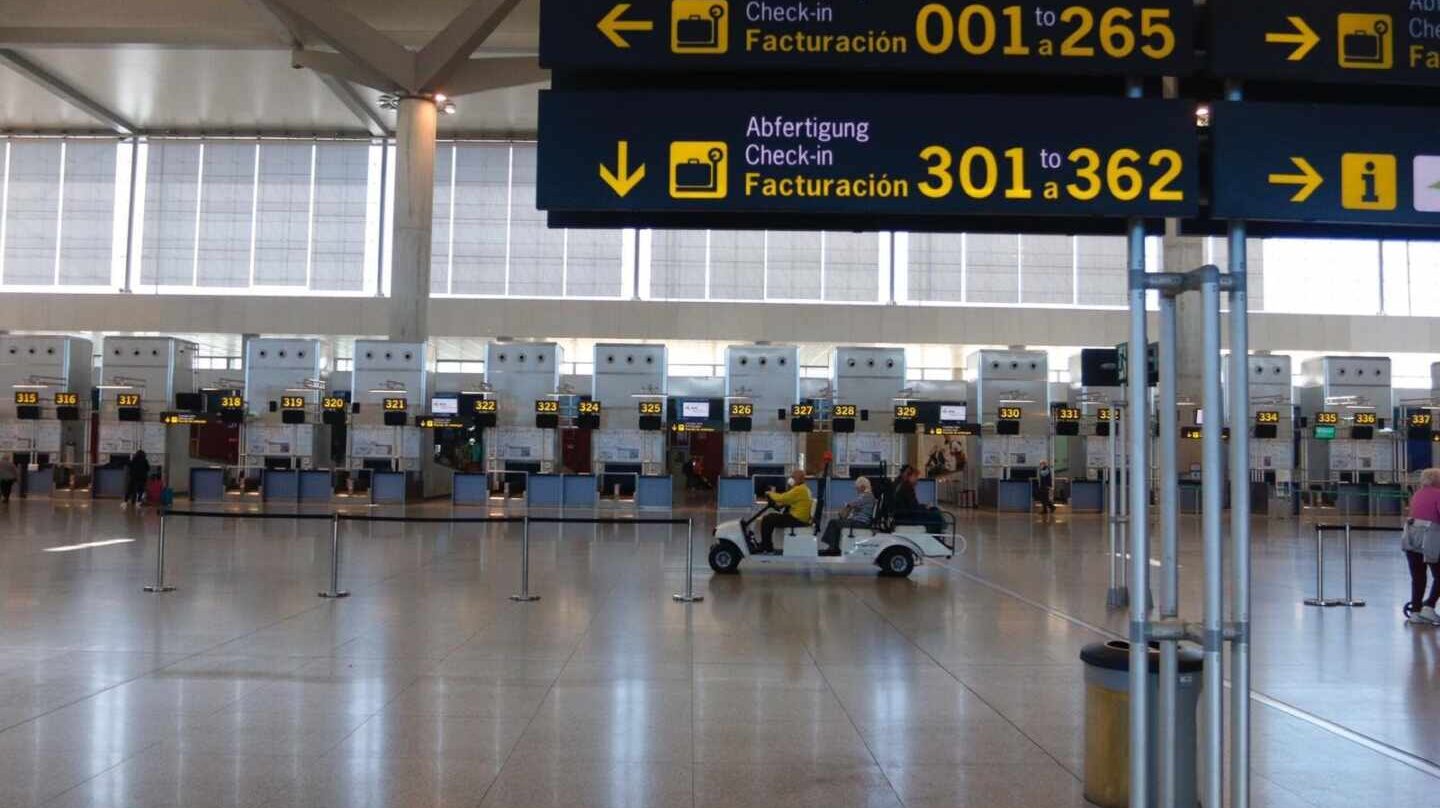El aeropuerto de Málaga sin viajeros por las restricciones.