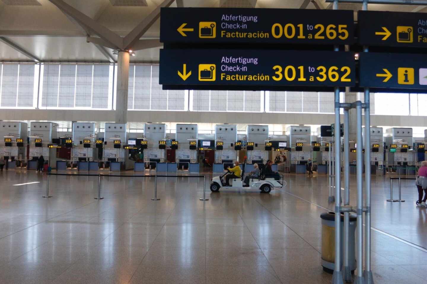 El aeropuerto de Málaga sin viajeros por las restricciones.