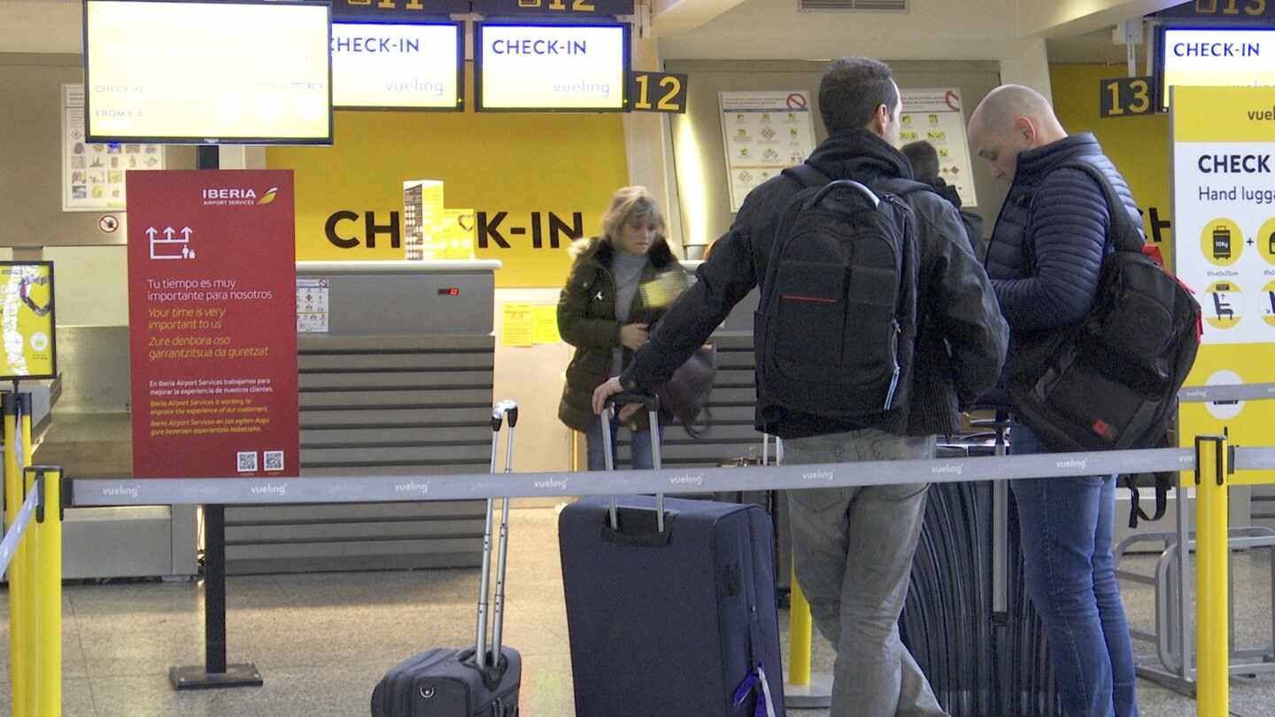 Pasajeros facturando en aeropuerto.