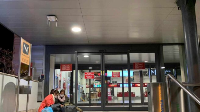 Pasajeros en el aeropuerto de Roma. Pasajeros en el aeropuerto de Roma.
