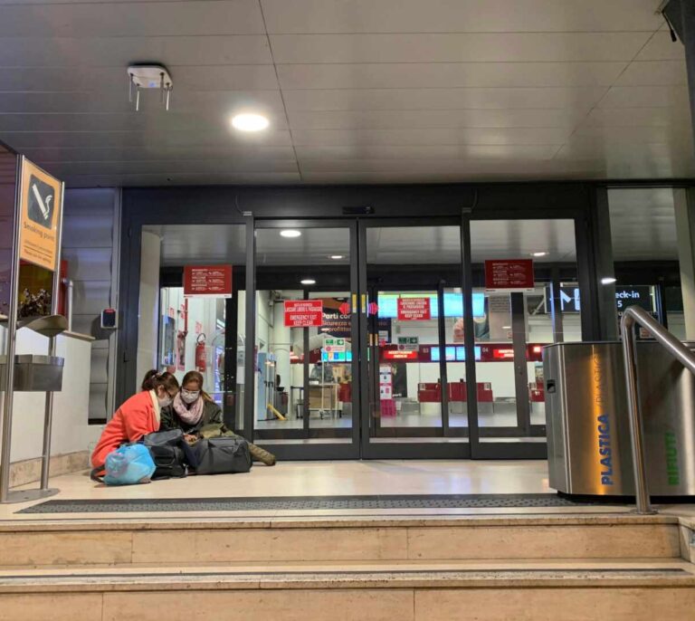Vuelos de ‘rescate’ para españoles en Italia con escala en Londres, París o Berlín para sortear la prohibición