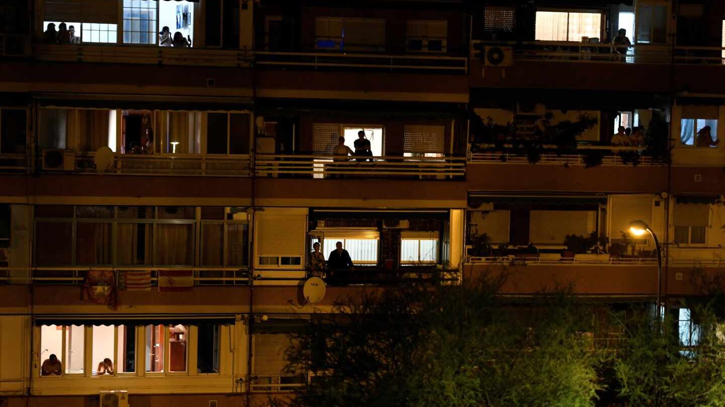 El país de los balcones que aplaude a los sanitarios.