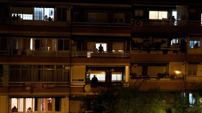 El país de los balcones que aplaude a los sanitarios.