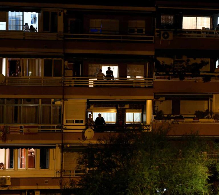 Los aplausos en los balcones hacen caer el consumo de internet cada día en toda España