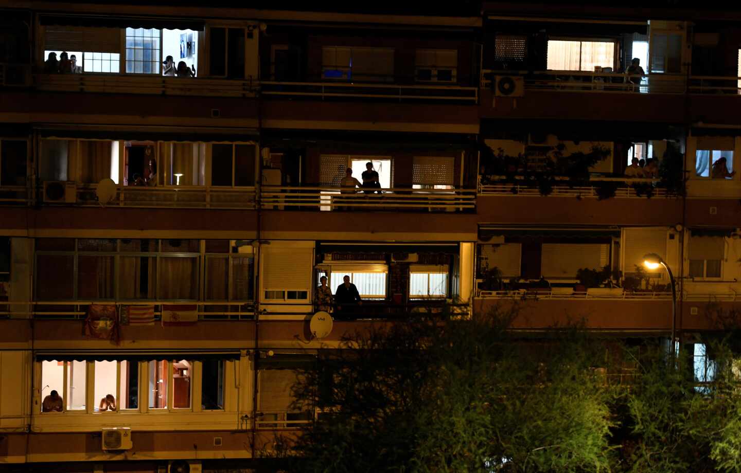 El país de los balcones que aplaude a los sanitarios.