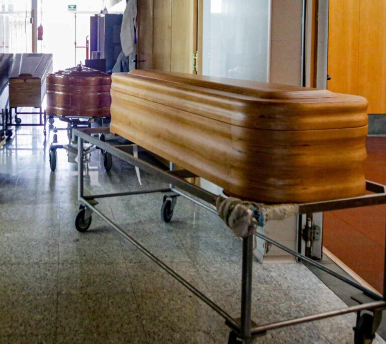 Una plataforma de afectados denuncia que el cadáver de una fallecida lleva ocho días perdido