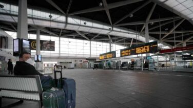 Renfe reduce a la mitad los servicios de Cercanías y recorta aún más la oferta de AVE