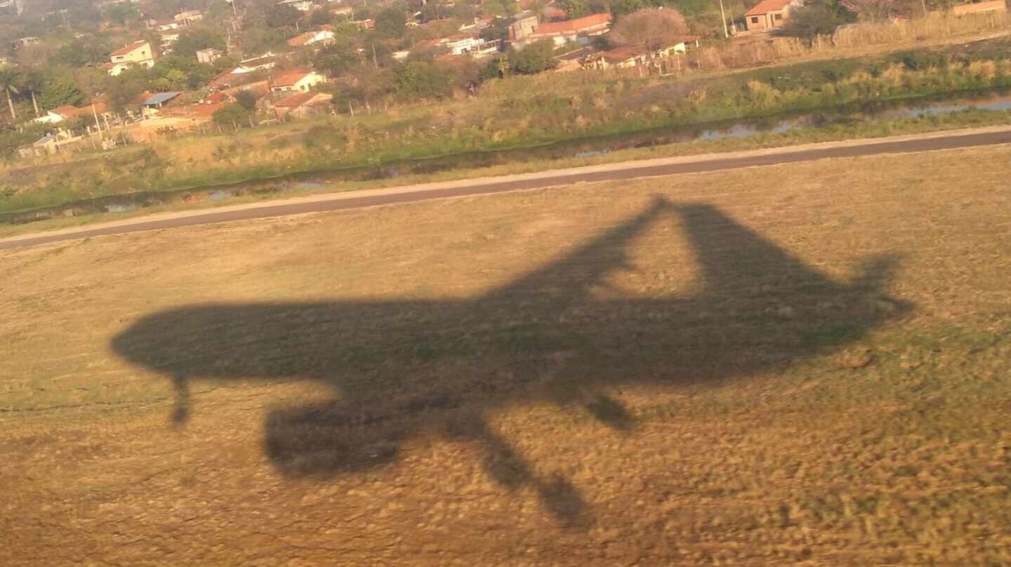 La sombra de un avión sobre la tierra.